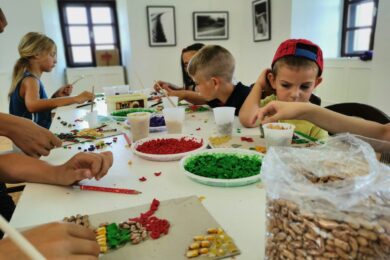 Mali kreativci izrađivali mozaike u Muzeju Grada Đurđevca