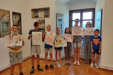 Slikanje cvjetnih motiva s tradicijskih pregača