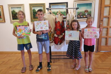 Održana radionica Slikanje cvjetnih motiva s tradicijskih pregača iz Donacije ILC u Muzeju Grada Đurđevca