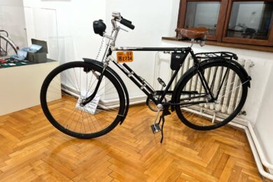 Otvorene izložbe „BICIKLISTI“ i „ONO ŠTO PRIPADA BICIKLU“